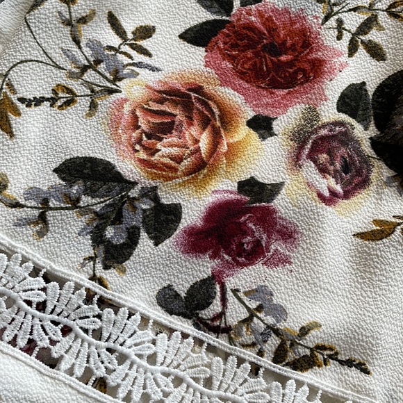 ✨Floral Flowy Top✨ - Picture 7 of 7